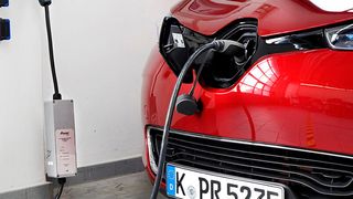 Der Bau privater Ladepunkte für E-Autos stößt vor allem in Ballungsräumen auf Probleme. (Bild: ADAC)