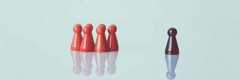 Die Bedeutung von Führung wird in den nächsten Jahren weiter steigen – auch weil zurzeit aufgrund der vielen Unwägbarkeiten faktisch niemand weiss, wohin mittel- und langfristig die Reise geht. Dadurch verändert sich die Funktion der Führungskräfte. Sie seien immer stärker als „Sinnstifter“ und „Beziehungsmanager“ gefragt, die ihren Mitarbeitenden Orientierung und Halt bieten. Die Bedeutung von Führung wird in den nächsten Jahren weiter steigen – auch weil zurzeit aufgrund der vielen Unwägbarkeiten faktisch niemand weiss, wohin mittel- und langfristig die Reise geht. Dadurch verändert sich die Funktion der Führungskräfte. Sie seien immer stärker als „Sinnstifter“ und „Beziehungsmanager“ gefragt, die ihren Mitarbeitenden Orientierung und Halt bieten.