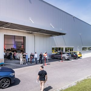 Mit dem Bezug des neuen Standorts in Bremgarten im April 2026 hat die Helukabel AG einen wichtigen Schritt in Richtung Zukunft gemacht. Der moderne Neubau markiert einen bedeutenden Meilenstein in der Unternehmensentwicklung und schafft optimale Voraussetzungen für weiteres Wachstum. (Bild: Sabrina Golob)