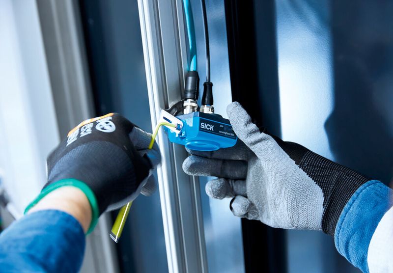 Die Industriekamera Sensingcam SEC100 von Sick lässt sich mit Standardhalterungen und -steckern schnell installieren, was die Integration in bestehende Automatisierungssysteme vereinfacht. (Bild: Sick)