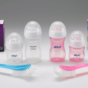 1. Platz: Flaschen-Set für Neugeborene „Philips Avent Natural Response“ – AVENT (Original, links) vs. AVEAT (Fälschung, rechts). Insbesondere bei Produkten für Neugeborene steht Sicherheit an erster Stelle. So bestehen die Philips AVENT Flaschen aus BPA-freiem Kunststoff und sind geruchs- und geschmacksneutral. Die irreführenden AVEAT-Fälschungen wurden in China hergestellt und online, über Social Media sowie vor Ort in Lateinamerika, Nigeria und Südostasien vertrieben. Laut Verpackung sind auch sie BPA-frei. Der extrem niedrige Preis - ein Fünftel des Originals - sowie Fotos aus den „Fabriken“ der Fälscher lassen an der Qualität und Eignung des Kunststoffs, insbesondere für Babyprodukte, zweifeln. Nach einer Razzia und Beschlagnahme bei Onibebi hat ein Gericht die Firma zu Unterlassung und Schadenersatz verurteilt. Philips zieht Fälscher konsequent zur Rechenschaft – auch zum Schutz der (jüngsten) Verbraucher. (Bild: Aktion Plagiarius e.V.)