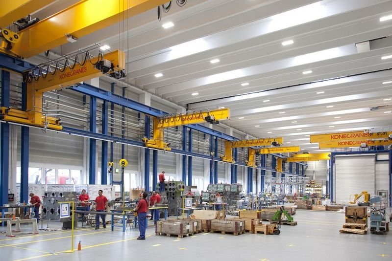 In der neuen Montagehalle von Burckhardt Compression in Winterthur sorgen unter anderem zwei Zweiträgerbrückenkrane und sieben Wandlaufkrane von Konecranes für einen reibungslosen Produktionsprozess. (Bild: Konecranes)