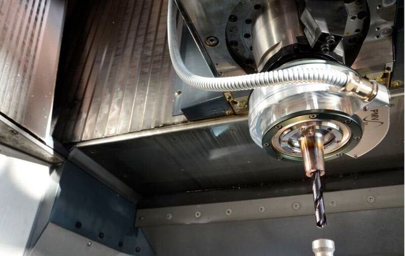 With the ultrasonic vibration system for drilling and milling tools of the Fraunhofer-IWU, materials such as fiber-reinforced plastics and ceramics can be processed much more easily than before. (Fraunhofer IWU)