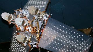 Satelliten, die im niedrigen Erdorbit (LEO) operieren, werden schon in naher Zukunft eine Fülle von Diensten zur Verfügung stellen. Hier ein Satellit des Iridium-Kommunikationsnetzes. In diesem Bereich muss Deutschland viel Forschungsarbeit investieren, fordert der VDE in seiner Studie. (Cliff/Wikimedia Commons)