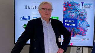 Arnold Wiemers bei den Technologietagen Leiterplatte 2024 präsent und engagiert. (Bild: Claudia Mallok)
