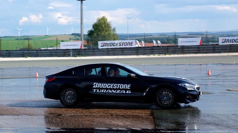 Die Seitenneigung zeigt die Fahrdynamik – doch der Turanza 6 bietet auf Nässe erstaunlich viel Grip. (Bild: Rosenow – »kfz-betrieb«)