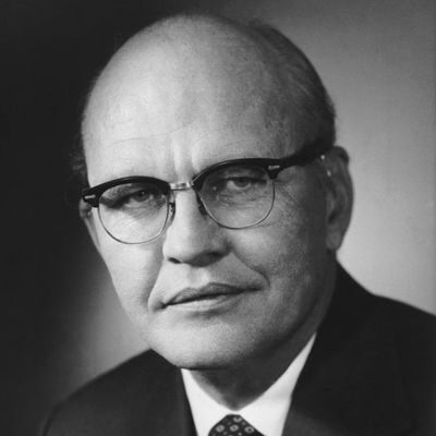 Jack Kilby, einer der Erfinder des ersten integrierten Schaltkreisess (1958) und des ersten Taschenrechners (1967).