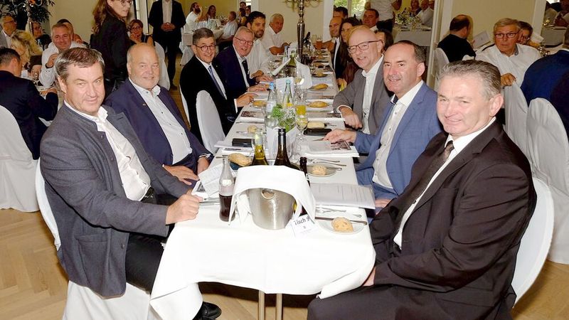 Mit dem Ehrengast am Tisch: Ministerpräsident Dr. Markus Söder (l.) neben Präsident Albert Vetterl und gegenüber Obermeister Michael Krammer neben Wirtschaftsminister Hubert Aiwanger (Bild: Zietz - VCG)