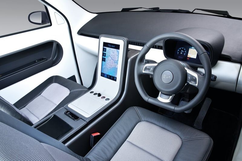 Im Projekt EVA realisierten die Wissenschaftler eine Reihe von Systemen, die in ihrem Zusammenwirken dem Fahrgast bei minimalem Energieverbrauch einen hohen Komfort bieten. Wesentlich ist die für jede Person einzeln regelbare Klimatisierung, die nicht den gesamten Raum kühlt sondern ein individuell angenehmes Klima herstellt. Dazu gehören eine Kühlung im Kopfbereich und eine Sitzbelüftung. Klimatisierung und Entertainment-System können mit einem handelsüblichen Smartphone bedient werden. (Bild: TU München Create)