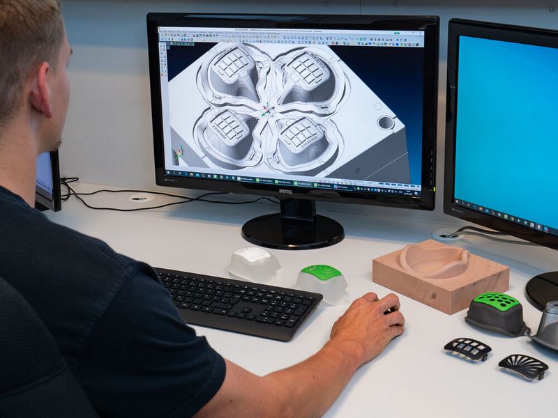 Formenbau Niemann spent four weeks tinkering with different prototypes until the current 4-cavity mold for the mouth-nose mask was manufactured. (DMG Mori)