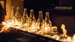 Bei der Herstellung von Glasflaschen wird Druckluft im niedrigen Bar-Bereich benötigt, um das flüssige Glas in Form zu blasen. (© warloka79 - stock.adobe.com)