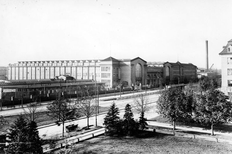 Aufnahme des Dynamowerks mit Lokomotivhalle um 1925 mit Blick von der Nonnendammallee. (Siemens)