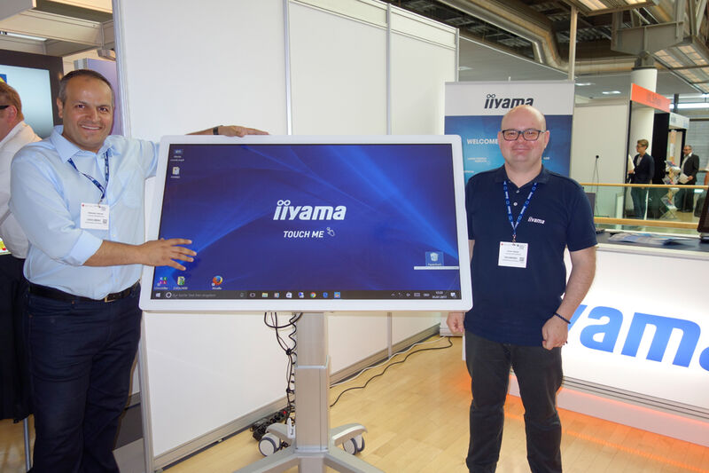 Nicht nur die iiyama Displays werden größer, sondern auch ihre Mitarbeiter, (r.) Oliver Seeger mit seinem neuen Kollegen Abdullah Cakmak. (Bild: IT-BUSINESS)
