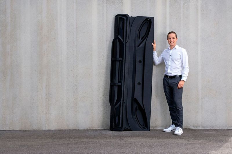 Hier ein guter Vergleich, welch große Kunststoffteile sich mit Queen-1-Anlagen von Herrmann Additive drucken lassen. Es handelt sich dabei um einen Heckleuchtenträger für den Caravan-Bau. Es dient als Funktionsmuster und punkte durch seine Komplexität und der dünnen Wandung. (Bild: Herrmann Additive)