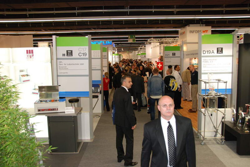 Schon am ersten Tag waren die Gänge in den Laborhallen dicht gefüllt.  (Bild: LaborPraxis)