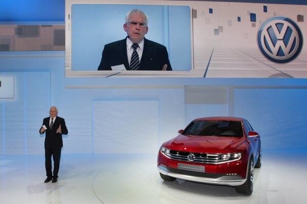 VW-Markenvorstand Dr. Ulrich Hackenberg mit der Volkswagen-Studie Cross Coupé – einem 220 km/h schnellen und 225 kW starken SUV, der von einem Turbodiesel-Direkteinspitzer und zwei Elektromotoren angetrieben wird (Bild: Volkswagen)