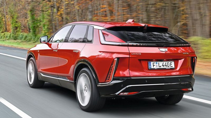 Der Lyriq ist länger, jedoch niedriger als ein Porsche Cayenne und hat dabei einen Radstand von fast 3,10 Meter. (Bild: www.weigl.biz)