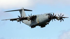 Die Bundeswehr hat zwar über 50 Transportmaschinen, doch es fehlen welche, die auch taktische Fähigkeiten mitbringen. Mit dem Airbus A400M könnte das Manko beseitigt werden, weshalb man plant, 16 Maschinen des Typs zu kaufen ... (Bild: Airbus)
