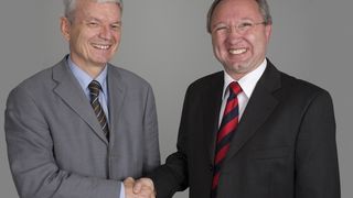 Stabwechsel bei der Bourns AG: Dietmar J. Schauer links und sein Nachfolger Ferdinand E. Leicher (Archiv: Vogel Business Media)