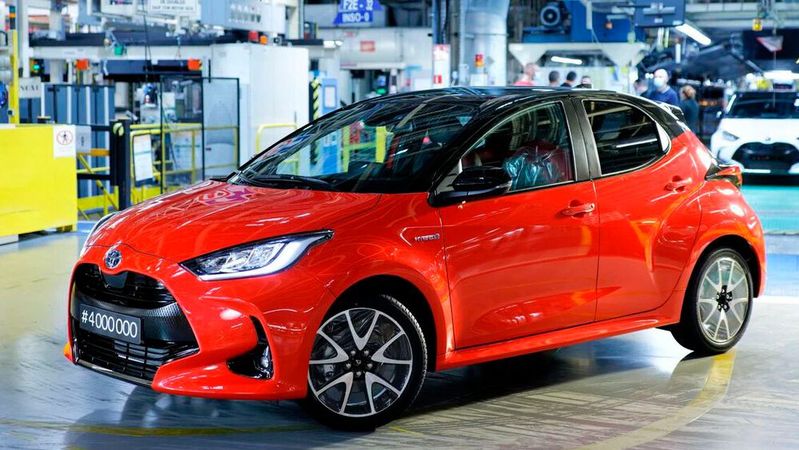 Bei einem Unfall kann der mittlere, hintere Sicherheitsgurt im Yaris „durch einen scharfen Grat der Gurtführung beschädigt werden”, sagte der Toyota-Sprecher. Knapp 2.000 Exemplare müssen deshalb in eine deutsche Vertragswerkstatt.
