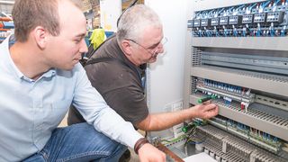 Dank der Push-In-Anschlusstechnik spart der Einrichtungsbau im Ford-Werk Köln bis zu 25 Prozent Zeit bei der Verdrahtung ein. (Wago/PJ)