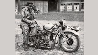 Ernst Neumann-Neander (um 1928) erfand nicht nur die Opel Motoclub. Er war zugleich auch Künstler, Designer, Kabarettist, Unternehmer, Rennfahrer und eben Ingenieur. (Bild: Opel Automobile GmbH)