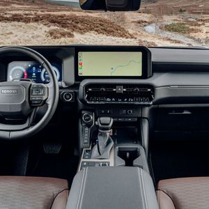 Im Cockpit geht es auf dem ersten Blick digital und modern zu. Dafür sorgen in erster Linie die virtuellen Anzeigen hinter dem Lenkrad und der große Bildschirm in der Mitte des Armaturenbretts.(Bild:  Toyota)