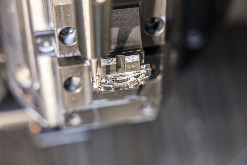 Dank Roboter kann hg medical die Implantate in einem Durchgang komplett fräsen.(Bild:  Hermle)