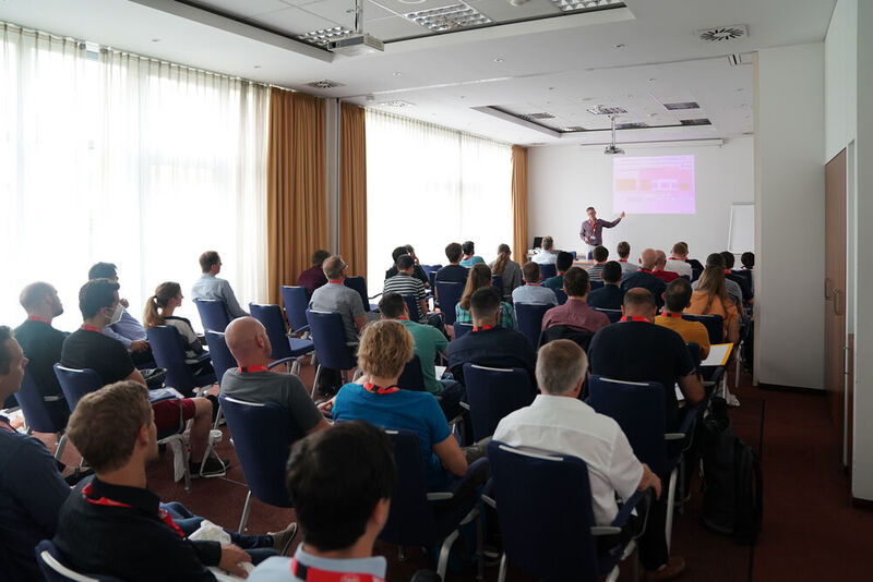 FPGA Conference Europe 2022: Über 70 Sprecher, 100 Vorträge und über 250 Teilnehmer – nach zwei Jahren mit Corona-bedingten Digitalkonferenzen fand die dreitägige FPGA Conference vom 5. bis 7. Juli 2022 endlich wieder als Präsenzveranstaltung statt. Besondere Highlights waren die spannende Keynote von Nick Ni von AMD/Xilinx, die interessante Couchtalk-Expertenrunde, der traditionelle BBQ-Grillabend sowie die vielen glücklichen Gewinner der Verlosungsaktionen.  (Bild: Nadine Stegemann)