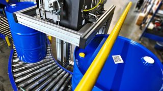 Lokalisierbare Chemiefässer nach VPA 9 kann Duttenhöfer jetzt anbieten, weil es zu den ersten Unternehmen gehört, die die Rückverfolgbarkeit so sicherstellen können. Die Basis dafür bildet ein darauf abgestimmtes Etikettiersystem von Herma. (Bild: P. E.)