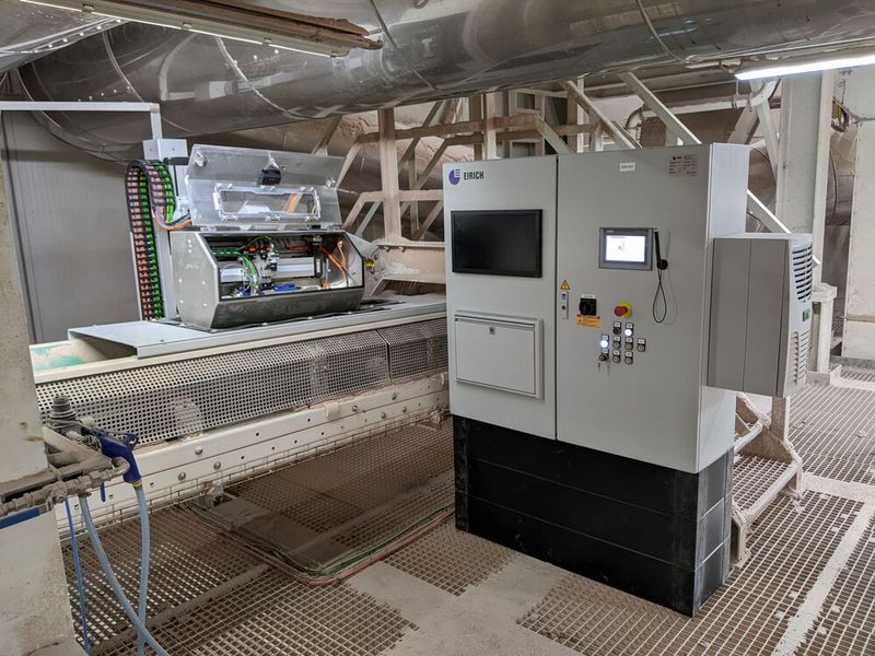 Das neu entwickelte, intelligente System „Qualimaster VC1“ überwacht Granulate wortwörtlich am laufenden Band, betont Eirich. Mit einer Spezialkamera werden dabei kontinuierlich Bilder vom Produktförderband aufgenommen, verarbeitet und analysiert. So kann die Schüttgutindustrie optimiert werden, heißt es.  (Bild: Maschinenfabrik Gustav Eirich)