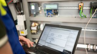 Auch wenn die SPS teils als Relikt gilt, das durch Edge- oder Cloud-Software ersetzt werden sollte: In den Werkhallen des Maschinen- und Anlagenbaus laufen Anlagen, die auf 15 bis 30 Jahre Betrieb ausgelegt sind. (Bild: Alexandr - stock.adobe.com)
