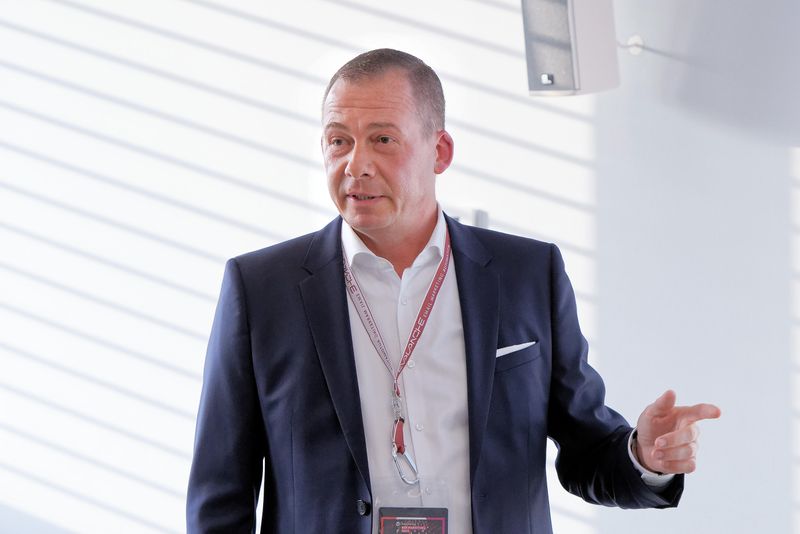 Thorsten Sydow, SALT Solutions AG SALT Solutions integriert ein Video-Format, ähnlich wie der „Whiteboard-Friday“ von Rand Fishkin, ins Content Marketing, um damit Leads zu generieren und Kompetenzkommunikation zu betreiben. Es werden komplexe Themen von eigenen Mitarbeitern am Whiteboard erklärt und auf den eigenen Kanälen gepusht. Thorsten Sydow diskutierte mit den Teilnehmern des Barcamps über dieses Formt und die Kommunikation der Zukunft: „Aus der Einbahnstraßen-Kommunikation ist eine Welt geworden, in der jeder zum Empfänger und Sender werden kann.“  (marconomy © Andreas Burkhardt )