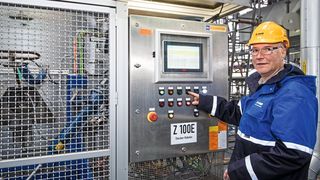 Jeder Roboter ist mit einem HMI (Human Machine Interface) ausgestattet, das hier Ralf Bihl, Automation Manager im „Team Robotics & Mechatronics“ der BASF, demonstriert. (Bild: BASF)