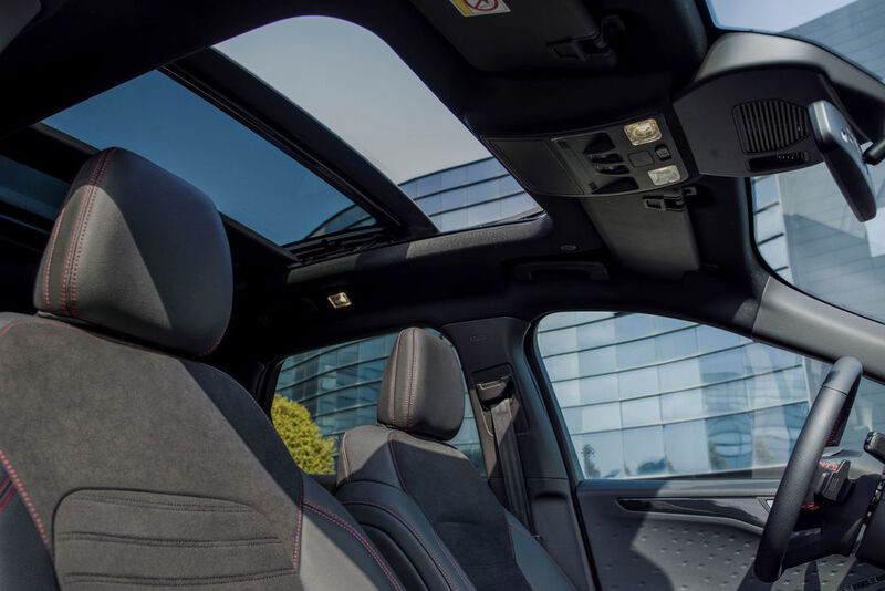 Optional bietet der künftige Ford Kuga ein Glas-Schiebedach. (Ford)