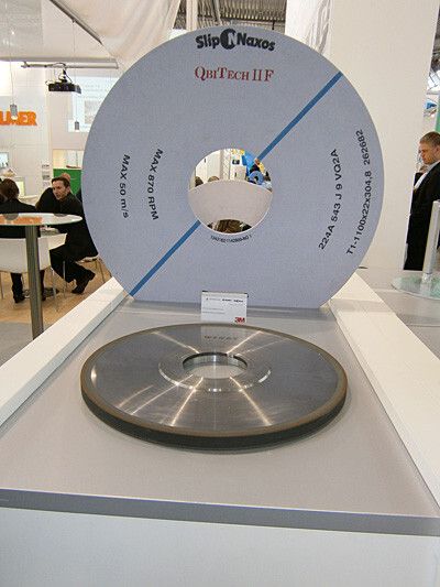 ... ebenso ein keramisches CBN-Schleifwerkzeug, ... (Bild: Königsreuther)
