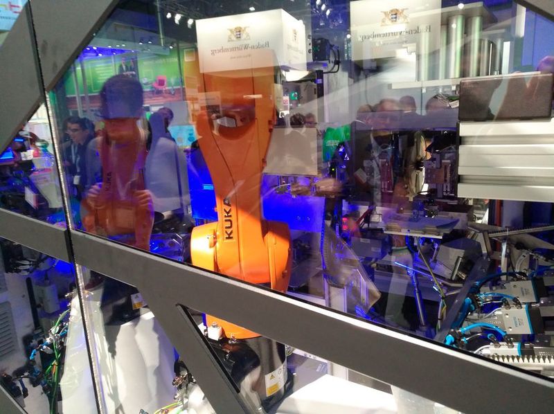 Im Inneren: Ein Kuka-Roboterarm. (Robert Horn)