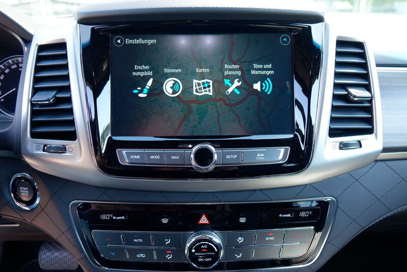 Das Infotainmentsystem beinhaltet nicht nur das Digitalradio DAB, sondern bindet über Apple Car-Play und Android-Auto auch das Smartphone ins Fahrzeug ein. Die Steuerung erfolgt über einen hochauflösenden Bildschirm, über den auch das Tom-Tom-Navigationssystem bedient wird. (Jens Scheiner)