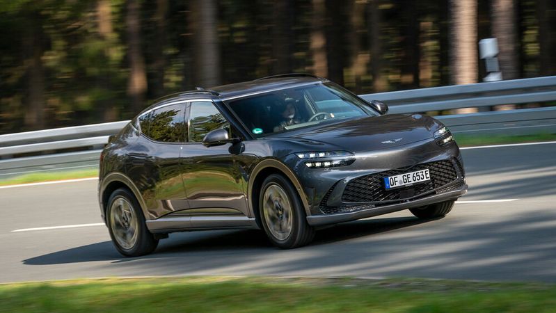 Mit dem Genesis GV60 lässt sich die neue und vereinfachte „Plug & Charge“-Funktion nutzen.(Bild:  Genesis)