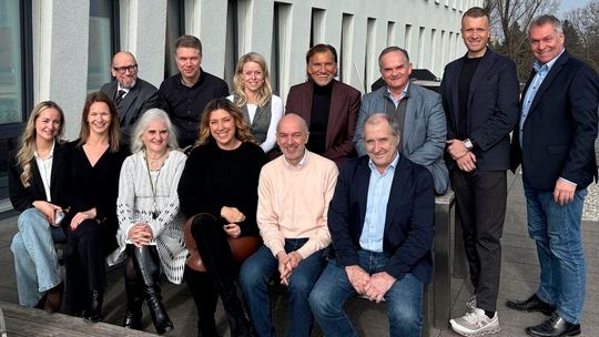 Der Programmbeirat traf sich bei Vogel IT-Medien in Augsburg. Hinten V.l.: Christian Richter-Ferenczi (Hess. Ministerium für Digitales), Florian Wanner (Kite Consult), Eva Kanzler (Vogel IT-Akademie), Christian Zipp (nexSpace Datacenter), Erwin Breneis (HPE), Ronald Weise (Bechtle), Roland Wagner (GePlan). Vorne V.l.: Katharina Rimkus (Vogel IT-Akademie), Paula Breukel und Ulrike Ostler (DataCenter-Insider), Franziska Magai (Vogel IT-Akademie), Thomas von Wittern (Datahall),  Steffen Breiter (Siemens).(Bild:  Vogel IT-Medien)