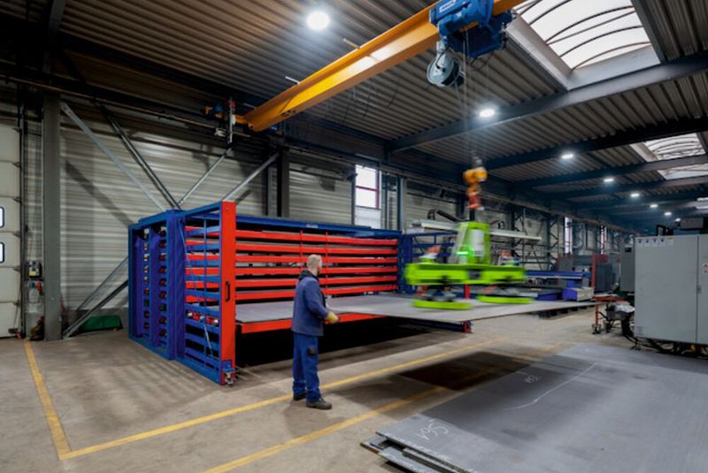 Die voll ausgezogenen Schubfächer ermöglichen eine einfache Blech-Entnahme per
Magnet-Traverse am Brückenkran. (Bild: Bartels)