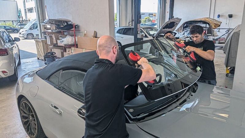 Scheiben einkleben „kann jeder“. Aber: Bei etlichen Fahrzeugen der Volkswagen-Gruppe darf das nur noch der, der sich als „Klebeexperte“ qualifiziert hat.(Bild:  Dominsky – VCG)