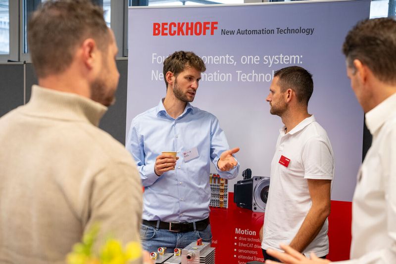 Begleitende Tischausstellung: Unternehmen haben hre Neuheiten, Innovationen und praxisnahe Lösungen für die Herausforderungen der Automatisierung und Digitalisierung in der Industrie präsentiert. (Bild: Thomas Entzeroth)