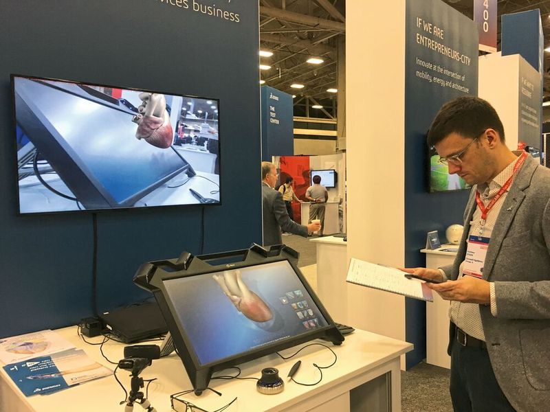 Auf der Solidworksworld 2019 zeigten nicht nur die verschiedenen Marken von Dassault Systèmes ihre Lösungen, Ideen und Neuheiten sondern auch zahlreiche Partneraussteller: Living Heart Project von Simulia – mit der digitsalen Darstellung eines menschlichen Herzen können Operationen am Herzen simuliert werden. Das Herz kann dabei auf jeden Patienten individuell angepasst werden. (Anne Richter, SMM)