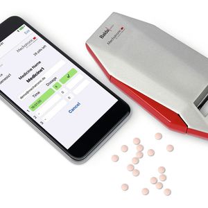 Für den Prototyp dieses Dosiergeräts, das älteren und dementen Patienten die korrekte Einnahme ihrer Medikamente ermöglichen kann, hat Mechatronic zusammen mit ihrem Entwicklungspartner Balda Medical den Devicemed-Award zur Compamed 2015 in der Kategorie Produkte erhalten.