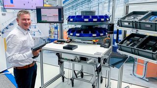 Horst Sätzle, Department Leader ATE, Machinery &amp; Services, Smart Factory Logistics and Products &amp; Services bei Bossard Deutschland, ist am 17. April 2024 in Sindelfingen live vor Ort und zeigt den Schraubtec-Besuchern den digital-vernetzten Montage-Arbeitsplatz.  (Bild: Bossard)