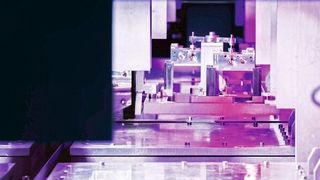 Die Eco-Cvelox erlaubt das gleichzeitige Entgraten und Reinigen von Werkstücken im One Piece Flow. (Ecoclean)