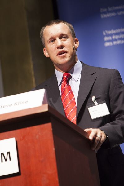 In seinem Referat «Investitionen der Industrie in den USA heute» machte Steve Kline jr., Gardner Business Media, Cincinnati, klar, dass er die Möglichkeiten für MEM-Firmen in den USA positiv beurteilt. (Bild: Swissmem)