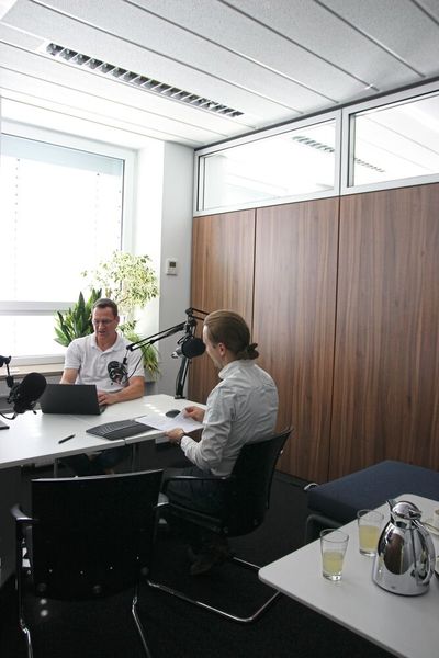 „Cyberscurity ist ein Prozess, den man leben muss” – Richard Biala, Cyber Security Portfolio Manager bei ABB (links) im Gespräch mit der PROCESS. (Bild: PROCESS)