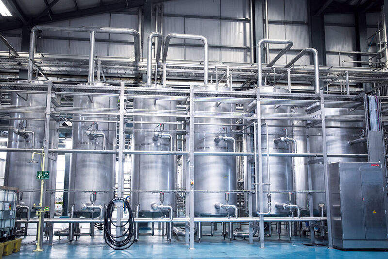 CIP system in a brewery: Eisele push-in connectors come into daily contact with splashing water and chemicals used for cleaning the systems. (Ziemann Holvrieka)